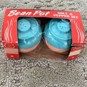 Vintage Bean Pot Salt and Pepper Shakers. NOS
